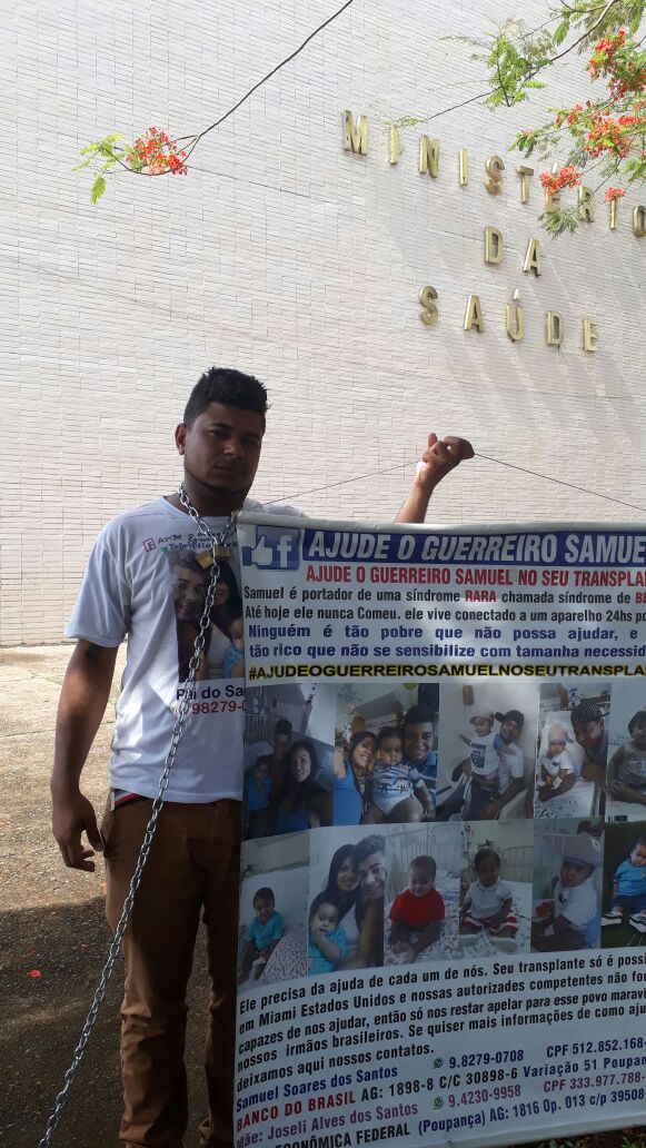 Pai volta a se acorrentar e diz ter sido agredido por PMs