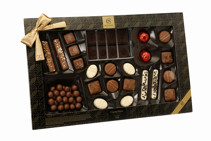 • Seleção do Chocolatier 350 g, Cacau Show – R$ 59,90. Uma sugestão de CACAU SHOW. Preço pesquisado em dezembro/2017. <a href="https://www.natalcacaushow.com.br/produtos/selecao-do-chocolatier-350g?utm_source=abril.com&utm_medium=guiadepresentes&utm_content=selecao-do-chocolatier-350g&utm_campaign=cacaushow_natal_2017"><span>natalcacaushow.com.br</span></a> 