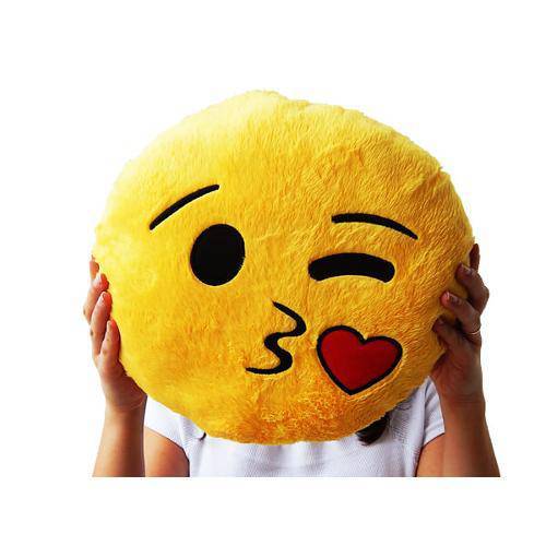 <b>Almofada Emoji Whatsapp Piscadinha com Beijo</b><b> - R$ 39,90</b>.&nbsp;Uma Sugest&atilde;o de BOA FORMA.&nbsp;Pre&ccedil;o pesquisado em novembro/2017. <a href="https://www.amazon.com.br">www.amazon.com.br</a>
