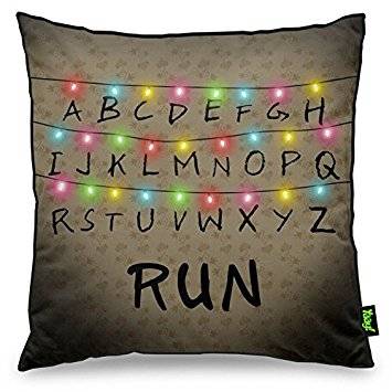 <b>Almofada Stranger Things Run&ndash; R$ 38,90.</b> Uma sugest&atilde;o da SUPERINTERESSANTE. Pre&ccedil;o pesquisado em dezembro/17. <a href="https://www.amazon.com.br">www.amazon.com.br</a>