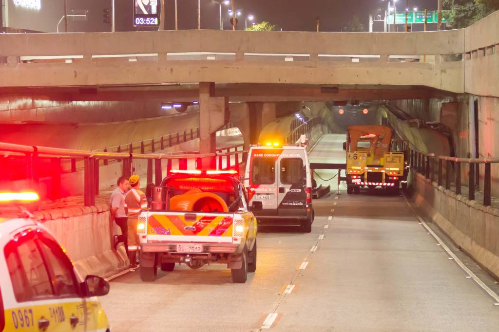 Ônibus derruba viga em túnel e carro é atingido