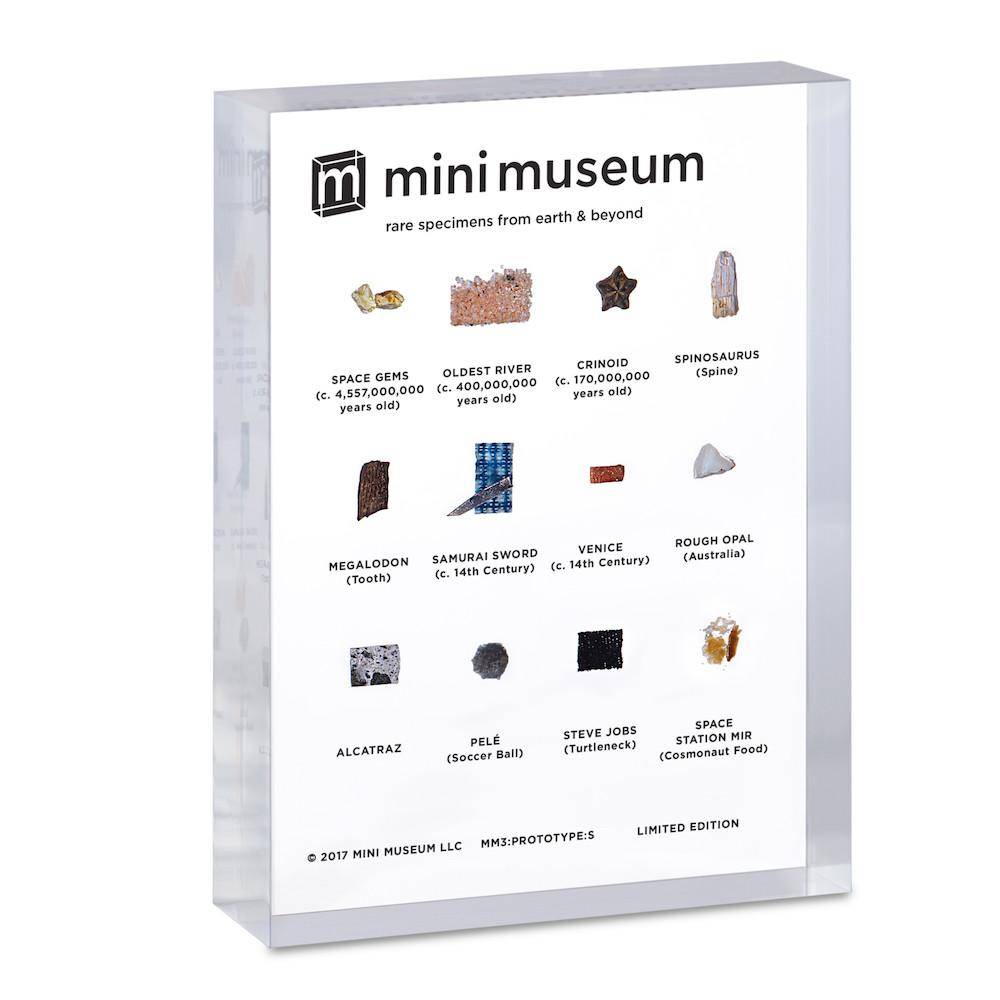 &bull;	Mini Museum (um bloco de acr&iacute;lico com fragmentos de meteorito, um peda&ccedil;o da parede do Cavern Club, um retalho de uma camisa do Steve Jobs&hellip;) - $ 129,00. Uma sugest&atilde;o da SUPERINTERESSANTE. Pre&ccedil;o pesquisado em dezembro/17. www.minimuseum.com
