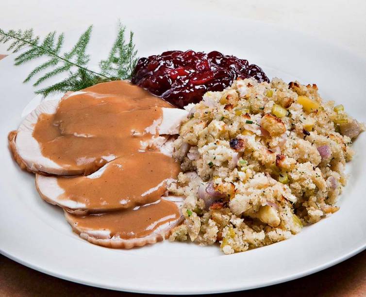 Prato natalino: peito de peru fatiado com chutney de cranberry e farofa de castanhas portuguesas Prato natalino: peito de peru fatiado com chutney de cranberry e farofa de castanhas portuguesas