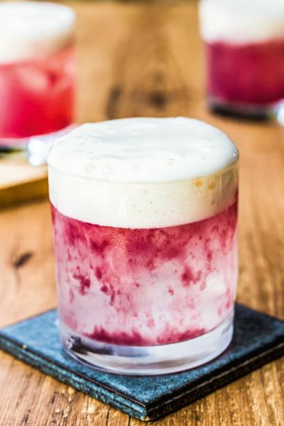 Novas pedidas: o banzeiro (R$ 27,90) é a combinação pouco adocicada de cachaça, xarope de bálsamo, vinho tinto e espuma de gengibre