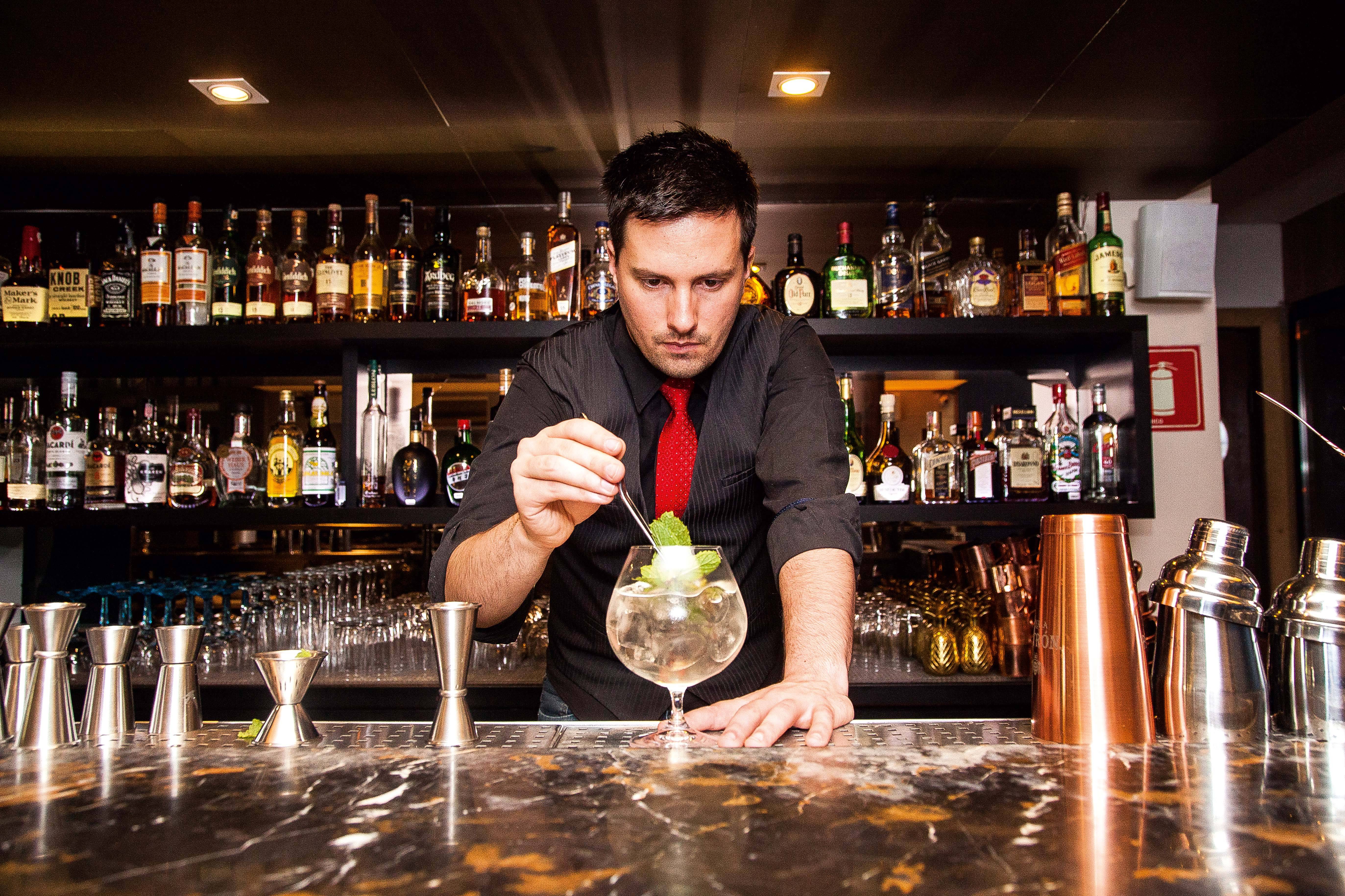 Bartenders apostam em drinques refrescantes para o verão