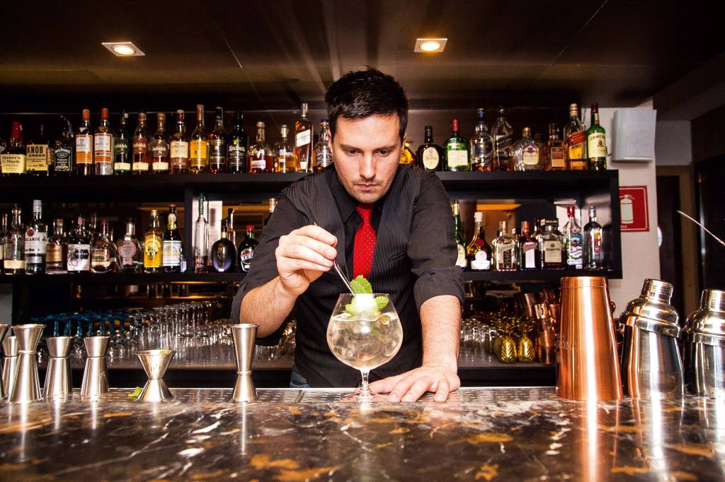 Bartenders apostam em drinques refrescantes para o verão