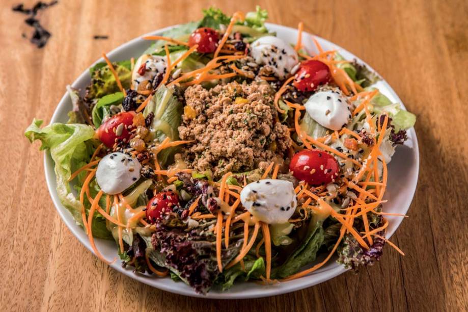 Salada de frango ao estilo tailandês Salada de frango ao estilo tailandês