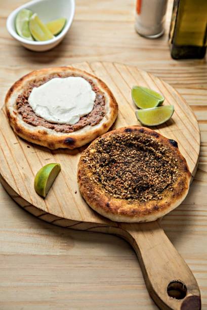 Esfihas abertas: versões recheadas de zátar e carne com coalhada (R$ 5,00) Esfihas abertas: versões recheadas de zátar e carne com coalhada (R$ 5,00)