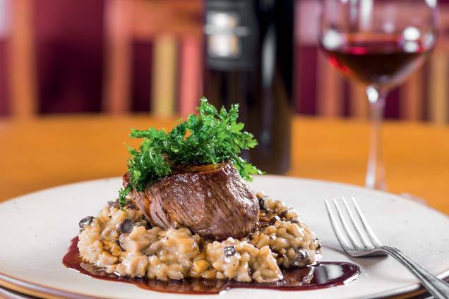 Sugestão do chef italiano Simone Brunelli: filé-mignon com risoto de cogumelo Sugestão do chef italiano Simone Brunelli: filé-mignon com risoto de cogumelo