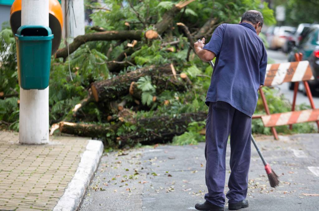 Após chuva, semáforos quebrados prejudicam o trânsito na cidade