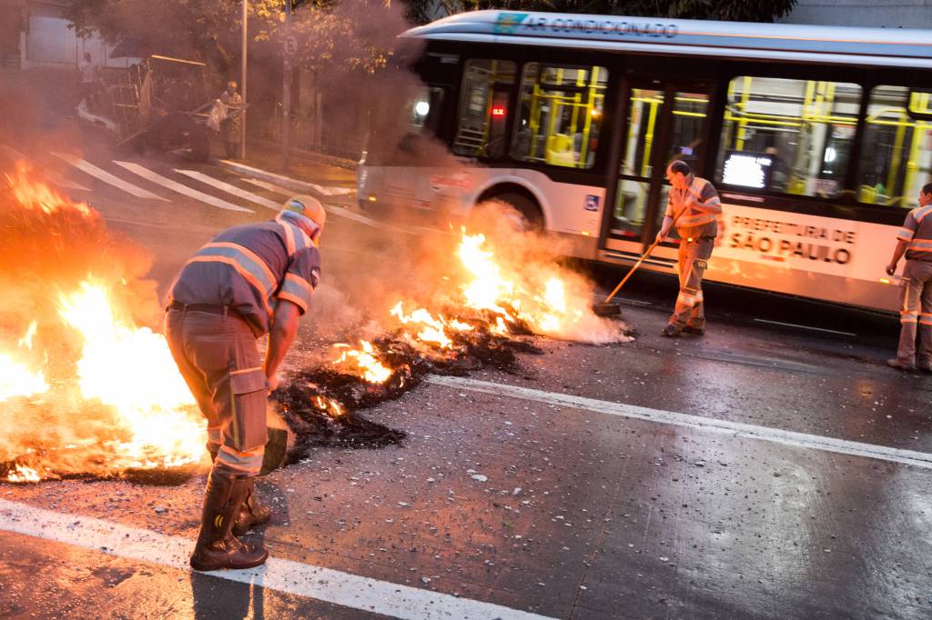 Protesto contra novas tarifas bloqueia Avenida Nove de Julho