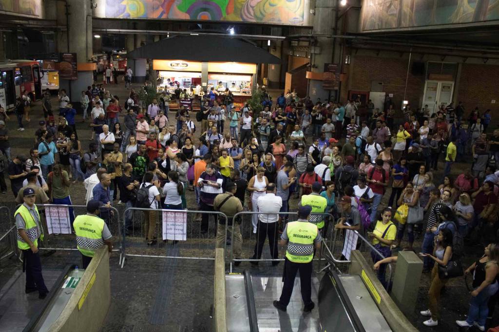 Linhas do metrô operam parcialmente em dia de greve