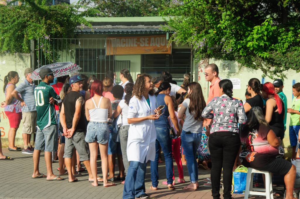 Mais de 94 000 são imunizados no primeiro dia de campanha