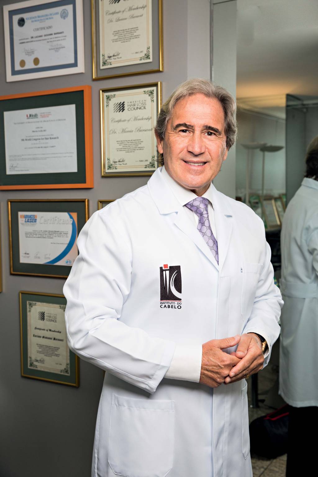 Médico tricologista do jogador David Luiz abre clínica em Dubai