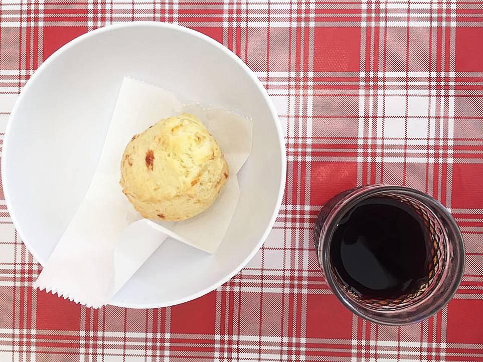 Tem pão de queijo por 1 real em Pinheiros