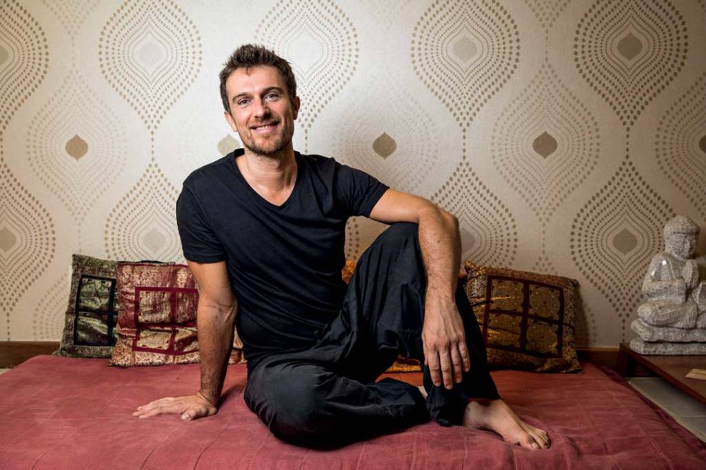 Massagista francês faz sucesso entre socialites e artistas