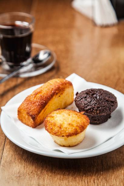 Trio de minibolos (R$ 5,00): mandioca, chocolate e fubá