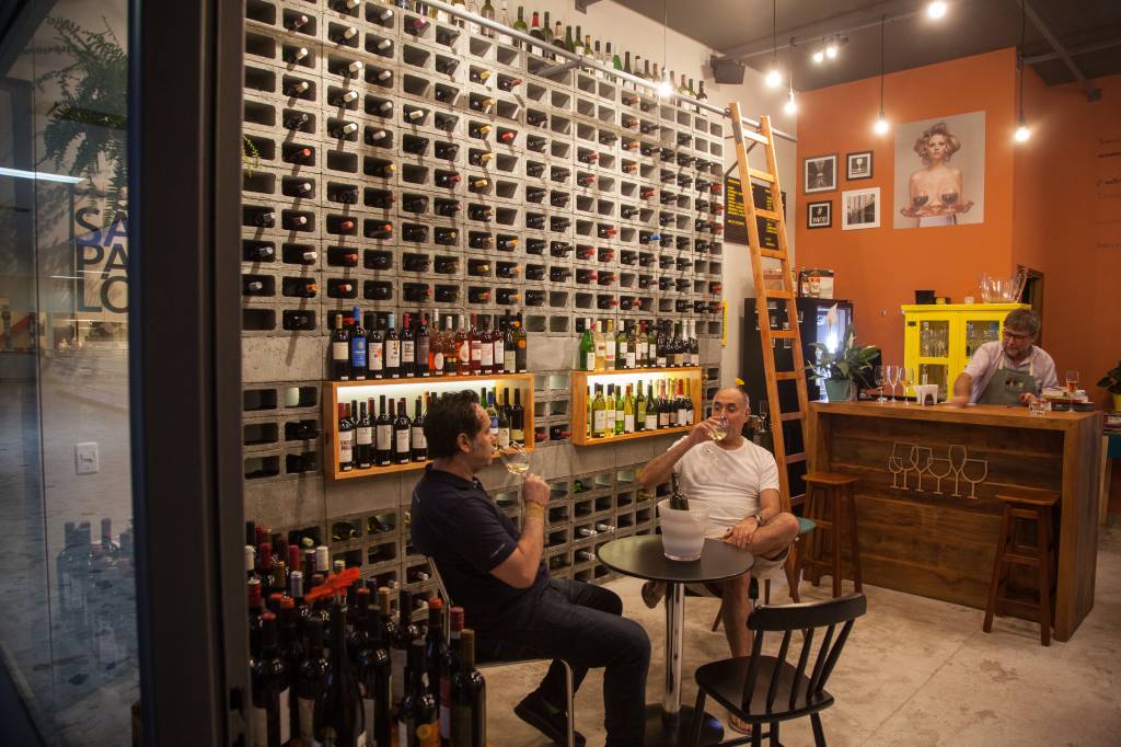 O salão repleto de garrafas: tem vinho branco, tinto, espumante... O salão repleto de garrafas: tem vinho branco, tinto, espumante...