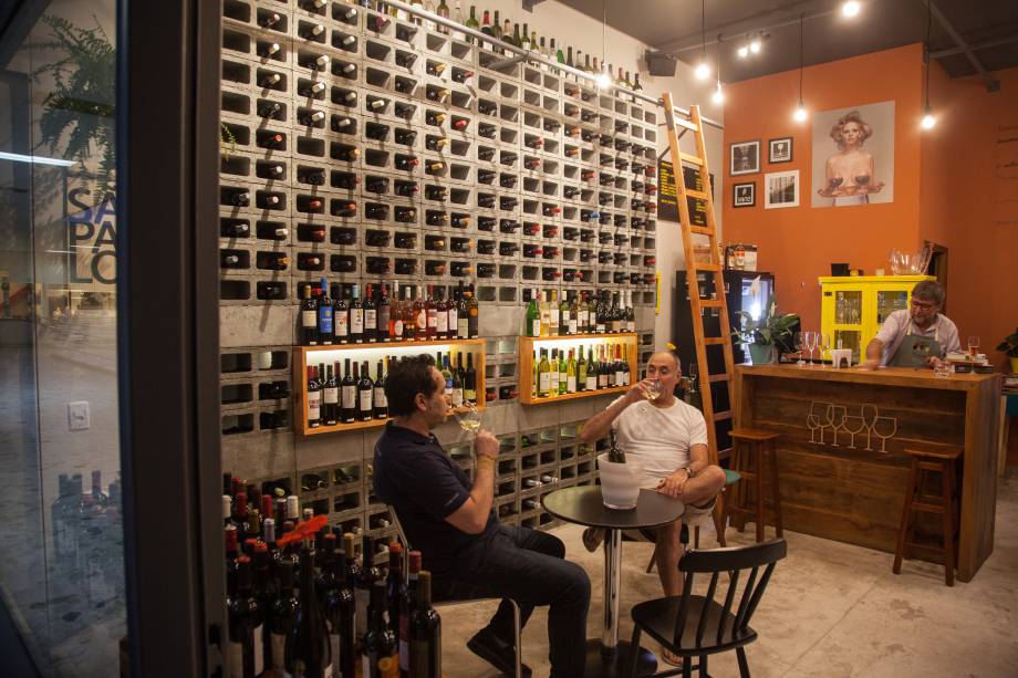 O salão repleto de garrafas: tem vinho branco, tinto, espumante... O salão repleto de garrafas: tem vinho branco, tinto, espumante...
