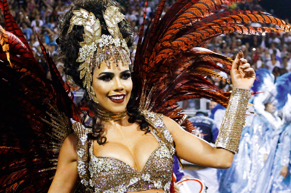 Daniela Albuquerque levou cinco horas para vestir fantasia