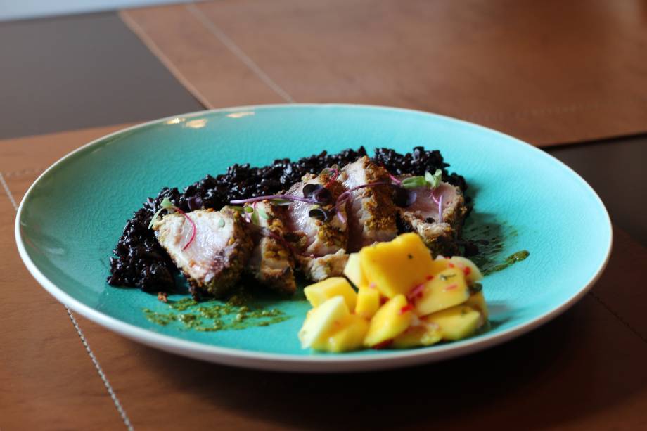 Tonno: atum selado em crosta de pistache, arroz negro e tartare de manga com coentro Tonno: atum selado em crosta de pistache, arroz negro e tartare de manga com coentro