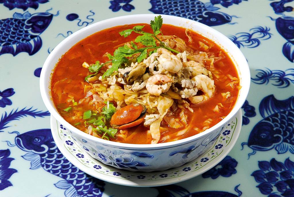Macarrão com frutos do mar ao molho picante, do restaurante chinês Rong He.