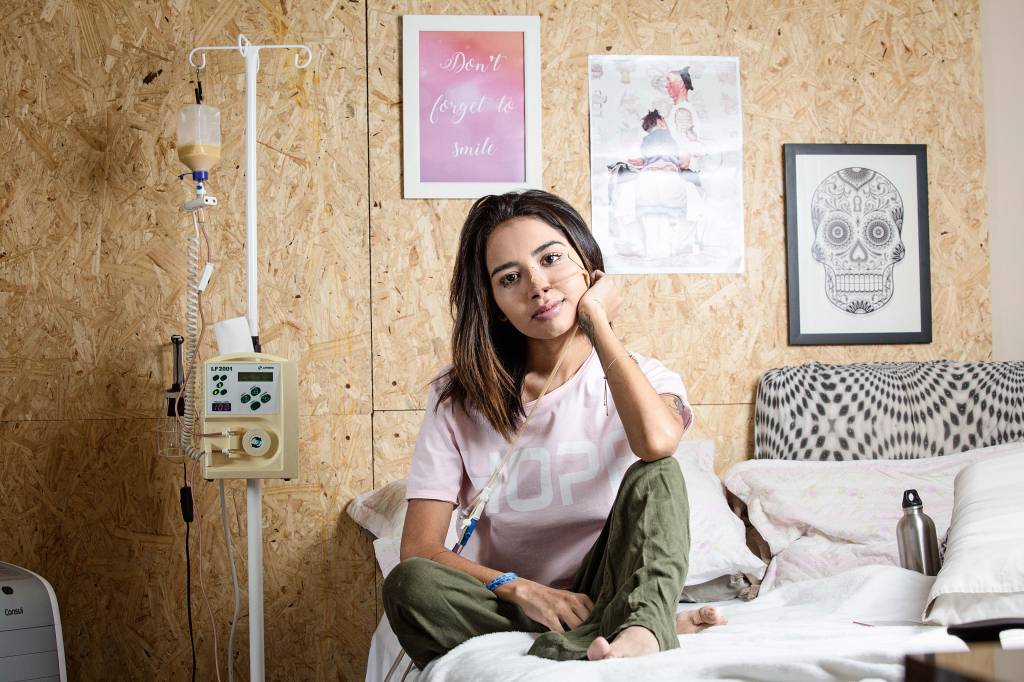 Modelo Nara Almeida passa por cirurgia para colocação de sonda