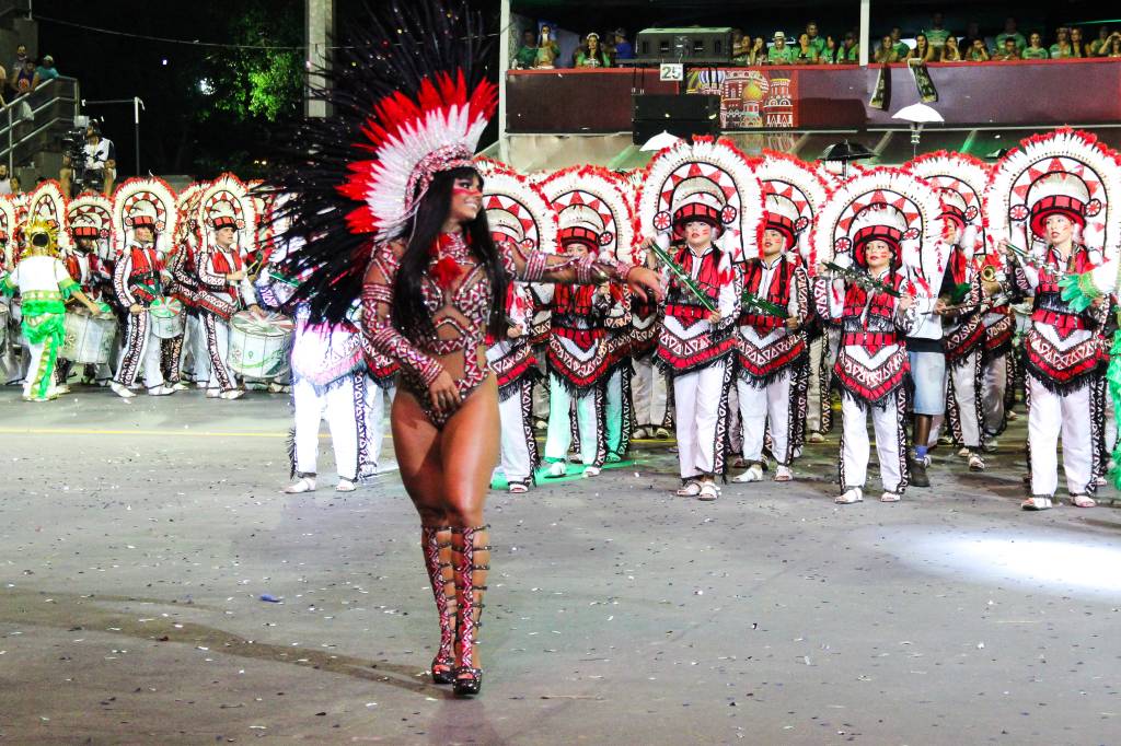 Viviane Araújo agita o Sambódromo e as redes na madrugada