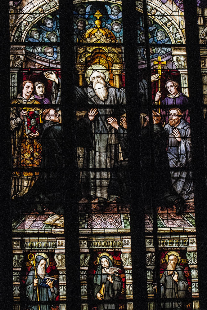 Vitral no centro da cidade retrata a morte de São Bento