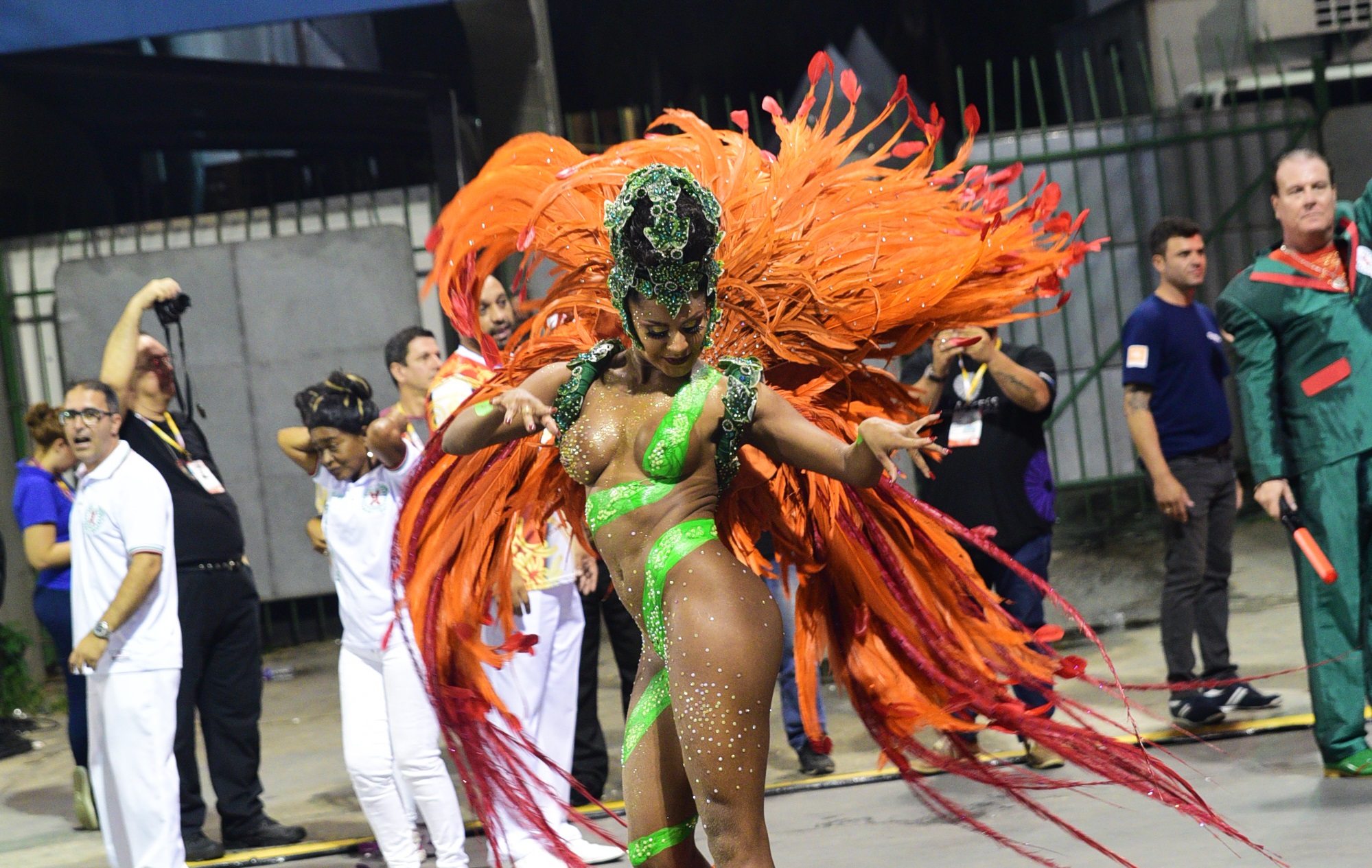 Tapa-sexo de destaque da X-9 cai durante o desfile