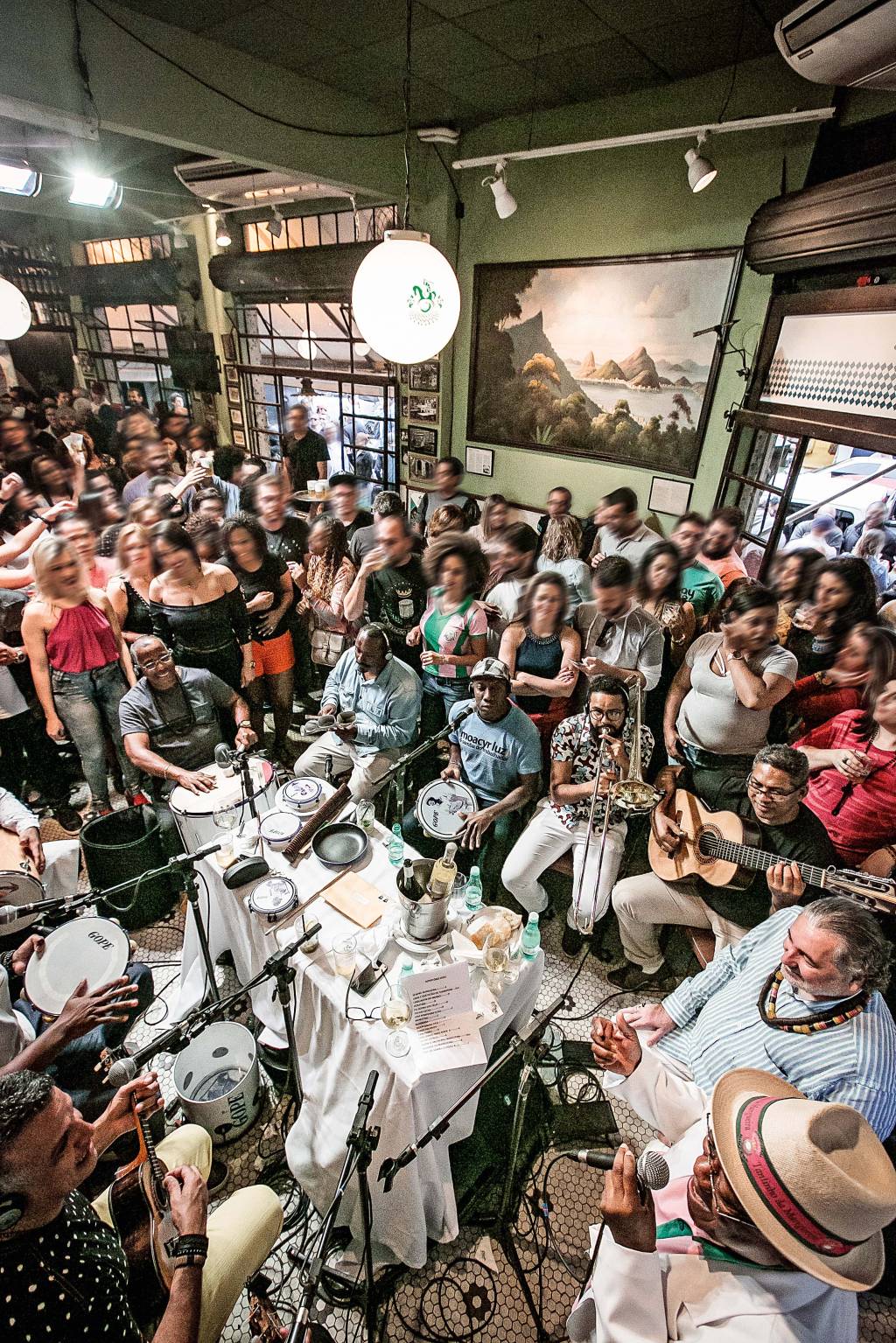 Pirajá festeja 25 anos com roda de samba e petiscos “importados” do Rio