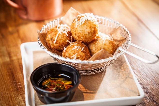 Arancino com recheio de friarielli e linguica com molho de tomate da Unica Pizzeria Arancino com recheio de friarielli e linguica com molho de tomate da Unica Pizzeria