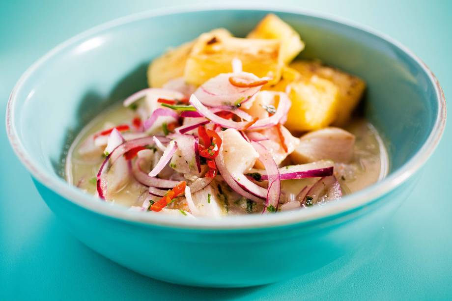 Ceviche clássico peruano com mandioca cozida e tostada na brasa