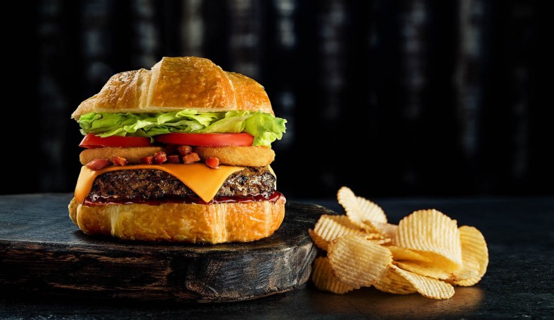 Rede lança hambúrguer no croissant