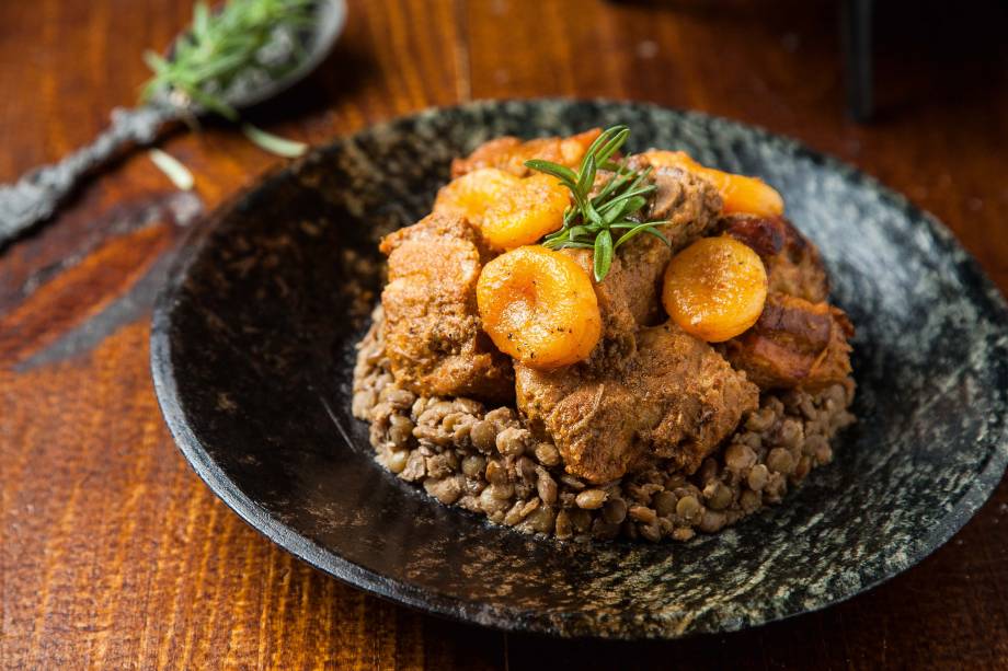 Estufado de porco com lentilha e damasco