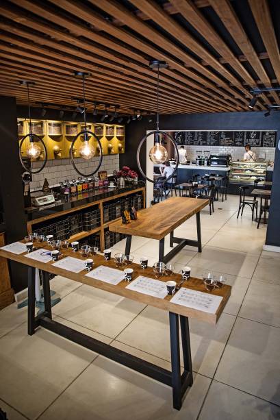 Os balcões de degustação com as mesas ao fundo: o cliente pode compor o próprio blend Os balcões de degustação com as mesas ao fundo: o cliente pode compor o próprio blend