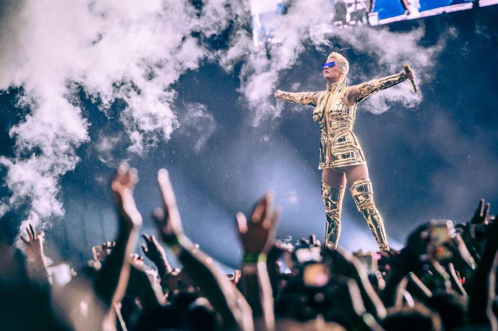Katy Perry faz balada colorida no Allianz Parque