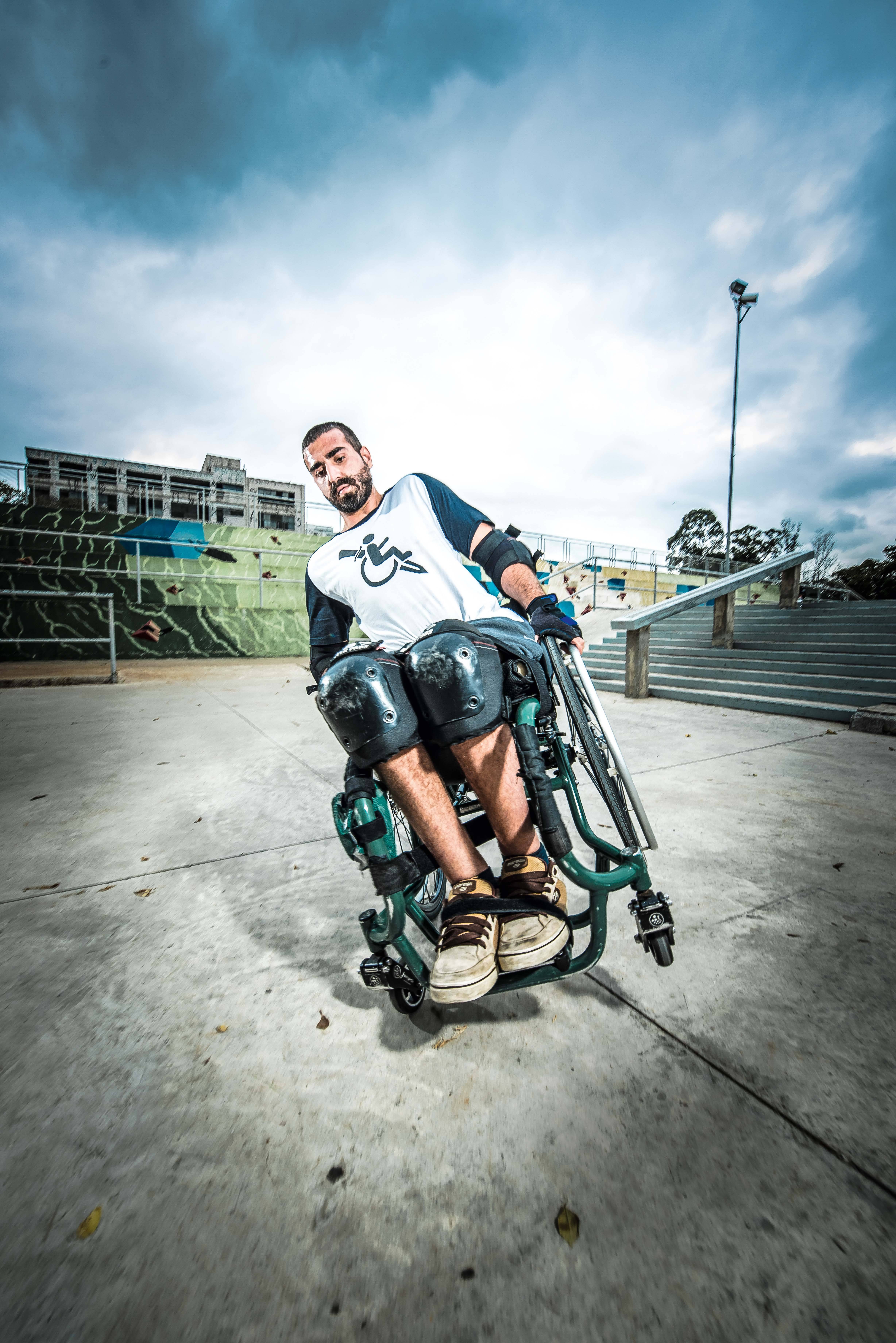 Ele ficou paraplégico num acidente incomum, mas se reinventou