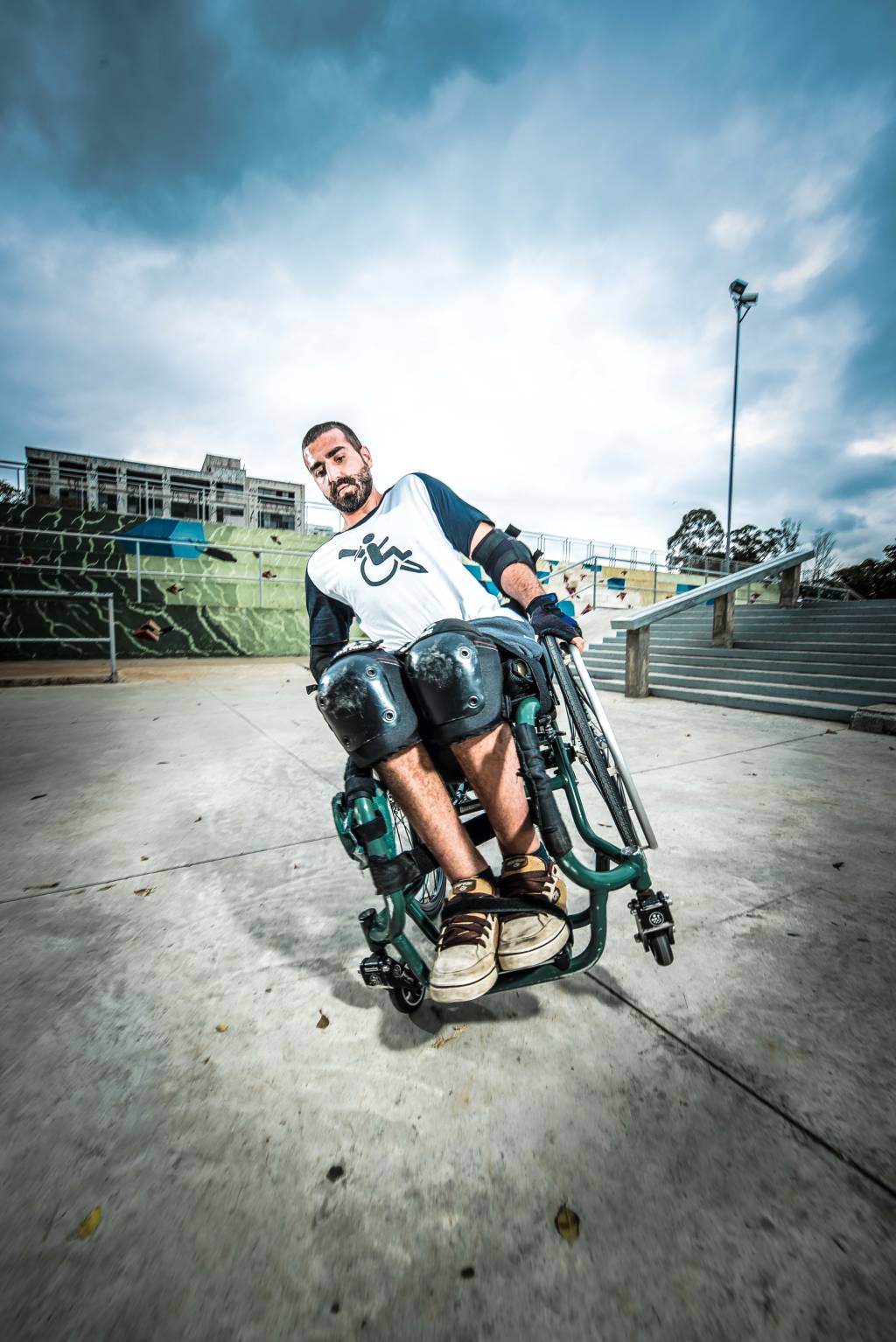 Ele ficou paraplégico num acidente incomum, mas se reinventou