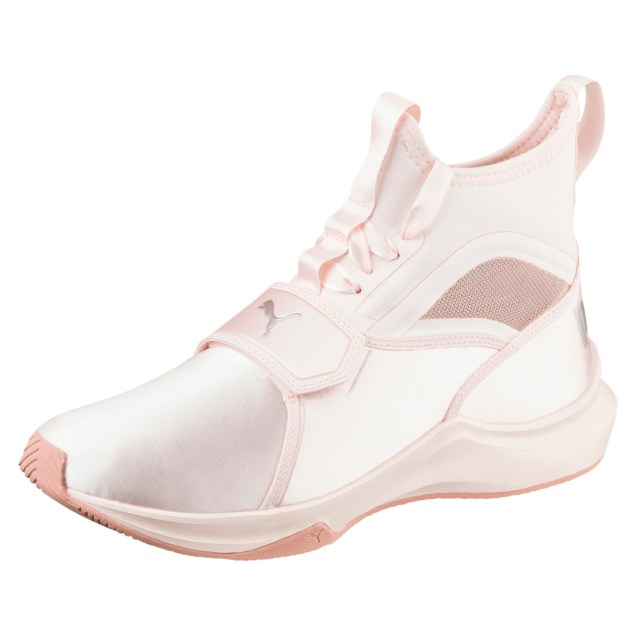 T&ecirc;nis Phenom Satin bege, por 449,90 reais.