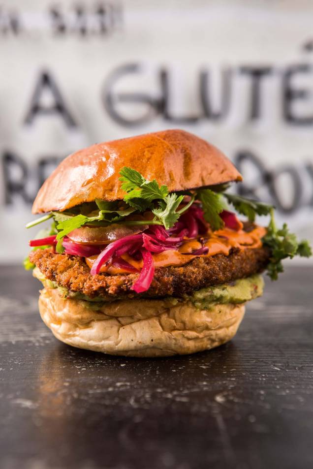 O bun bah de filé à milanesa no pão de brioche com abacate, coentro, picles de cebola-roxa e maionese apimentada O bun bah de filé à milanesa no pão de brioche com abacate, coentro, picles de cebola-roxa e maionese apimentada