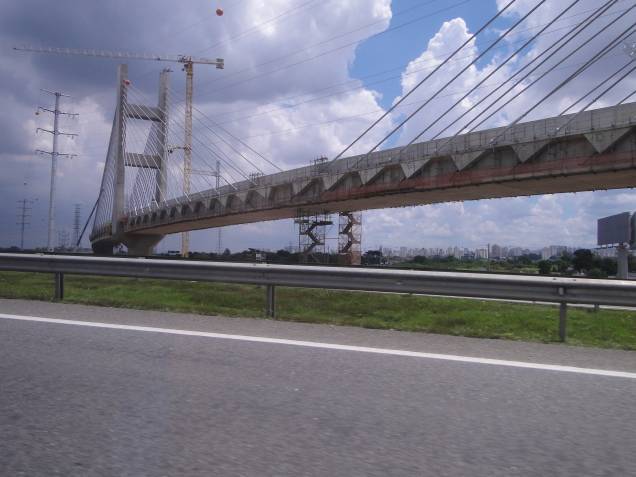 Viaduto estaiado: ligação entre estações da Linha 13-Jade da CPTM Viaduto estaiado: ligação entre estações da Linha 13-Jade da CPTM