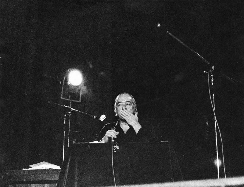 Vinicius de Moraes se apresentando no Teatro Embassy.