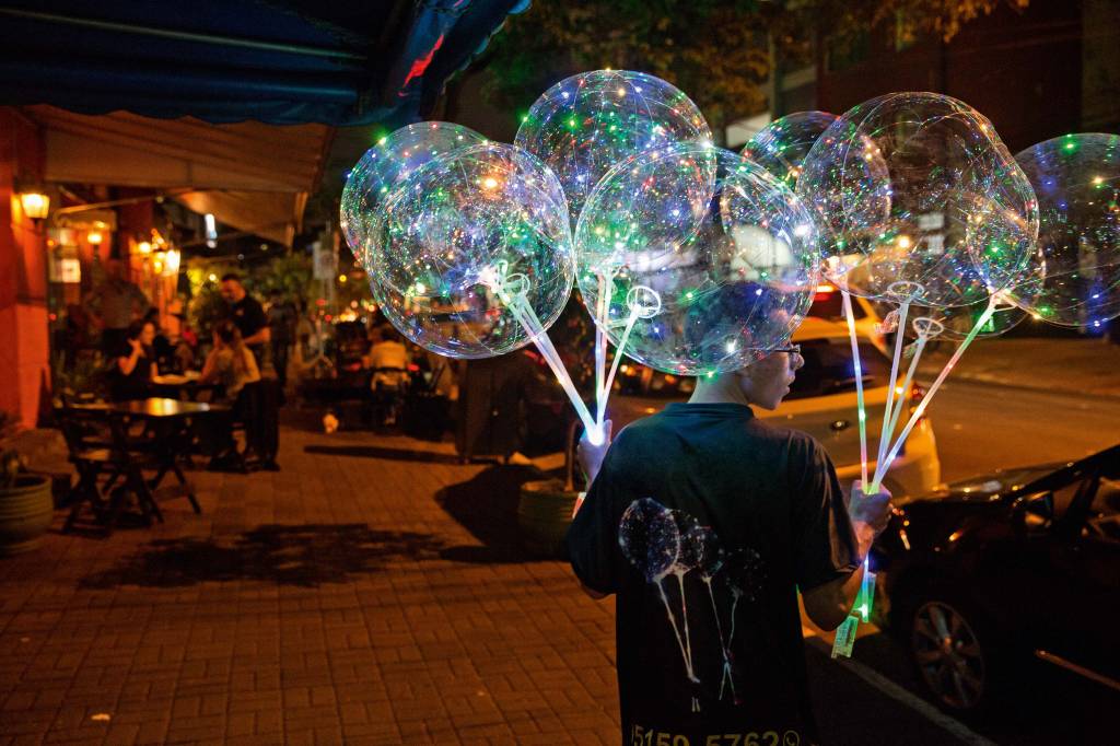 Balões de LED fazem sucesso em decoração de festas e ruas da capital