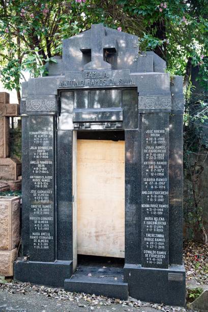 O jazigo da famíliaAntonio Ramos da Silva O jazigo da famíliaAntonio Ramos da Silva