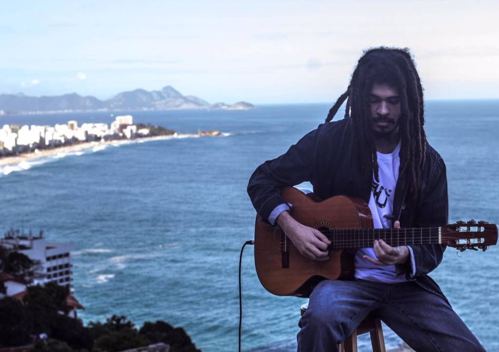 Chico Brown, filho de Carlinhos Brown e neto de Chico, faz sua estreia