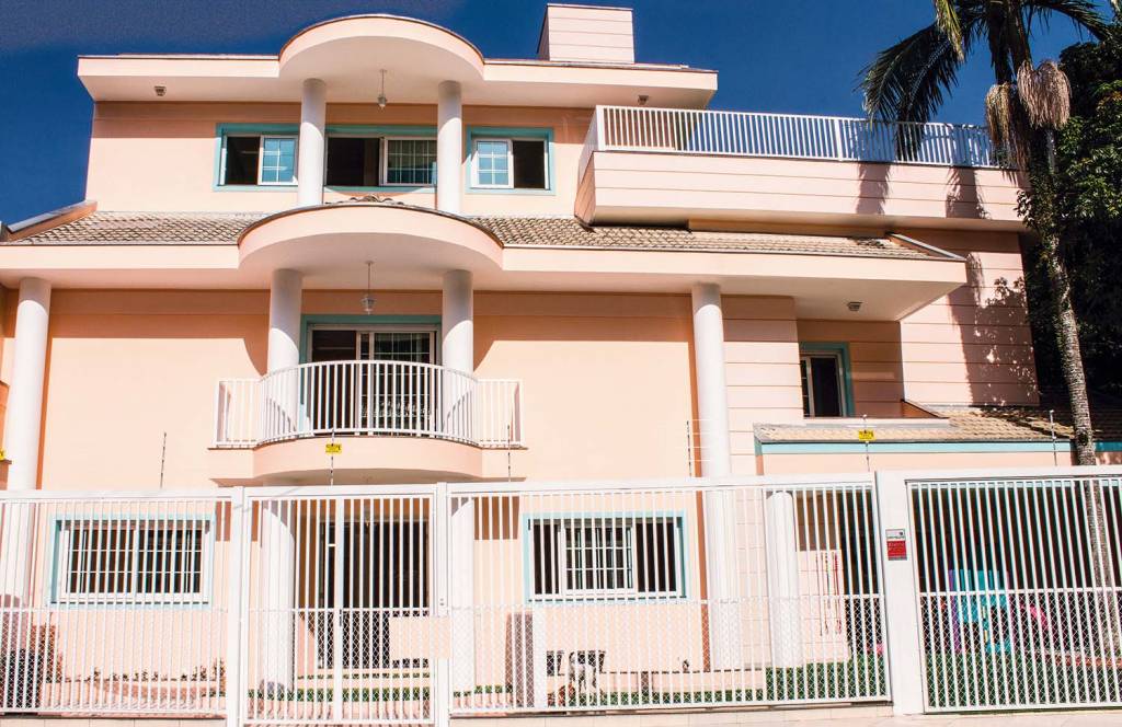 Casarão na Aclimação é misto de hotel e creche para cães