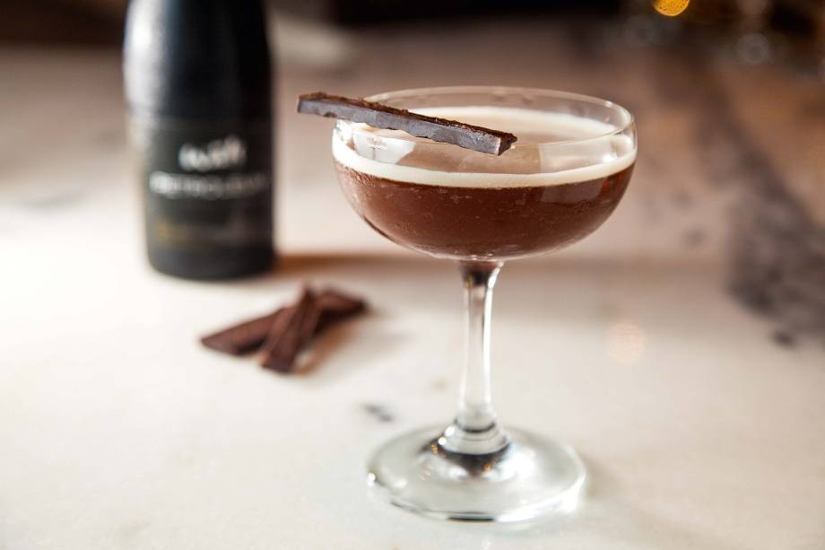 Stout sour mistura rum, limão-siciliano e cerveja escura com agave e traz chocolate na taça