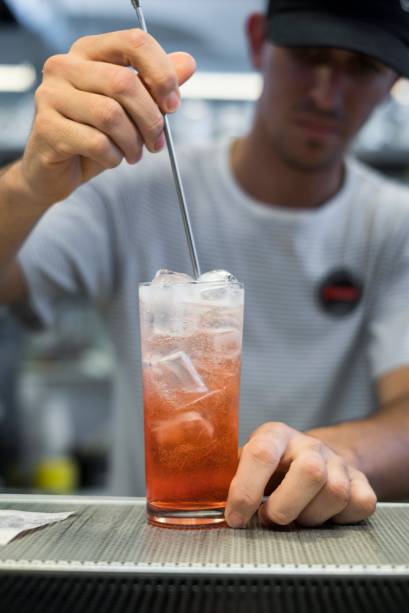 Byciclette: drinque com Campari, Lillet Blanc e tônica, assinado por Alexandre D'Agostino, melhor bartender pela mais recente edição de VEJA COMER & BEBER Byciclette: drinque com Campari, Lillet Blanc e tônica, assinado por Alexandre D'Agostino, melhor bartender pela mais recente edição de VEJA COMER & BEBER