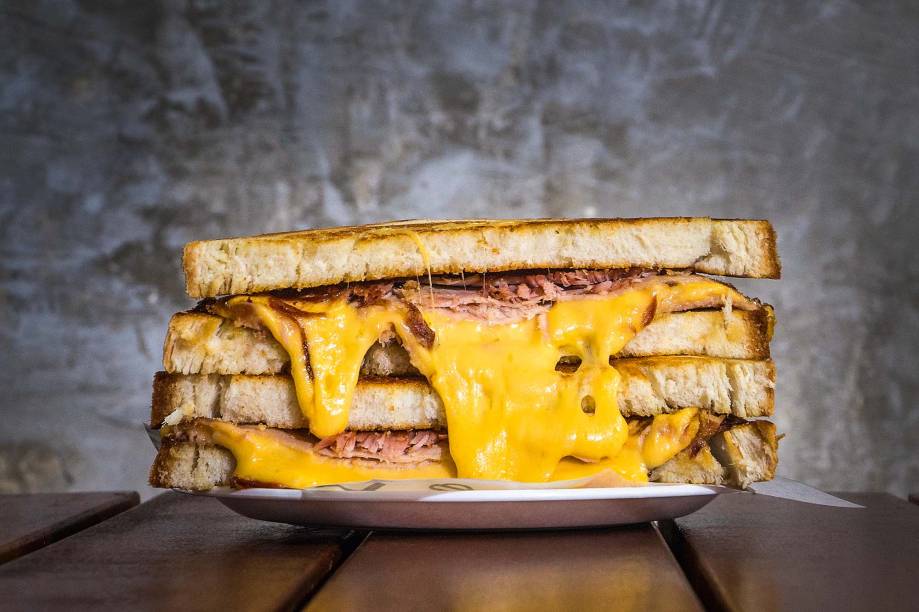 Misto-quente: montado com presunto feito no local e seis fatias de queijo prato, tem crostinha deixada pela chapa Misto-quente: montado com presunto feito no local e seis fatias de queijo prato, tem crostinha deixada pela chapa